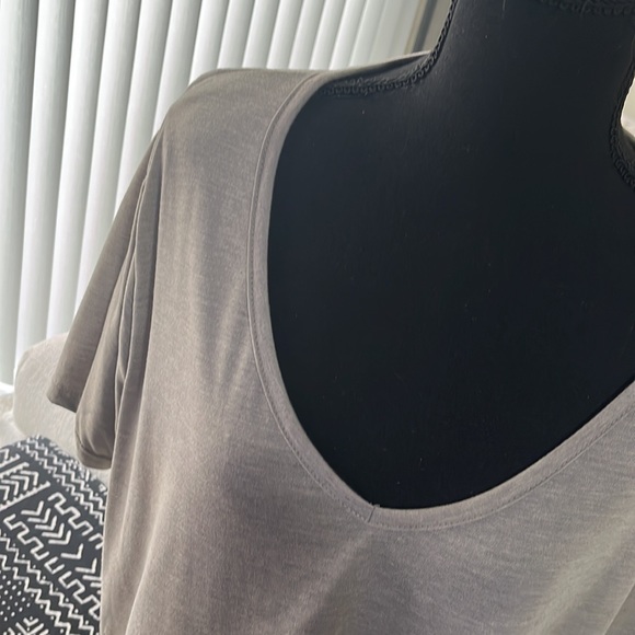 Boohoo | V-Neck Short Sleeve Tee - Picture 2 of 6